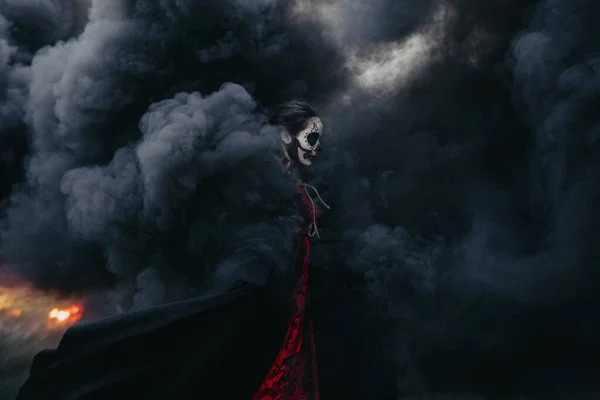 Giovane Donna Trova Costume Halloween Della Morte Con Scheletro Dipinto — Foto Stock