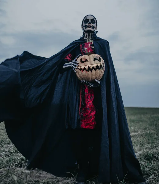 Giovane Donna Trova Tra Campo Costume Halloween Della Morte Con — Foto Stock