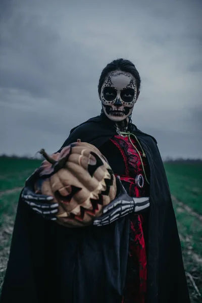 Giovane Donna Trova Tra Campo Costume Halloween Della Morte Con — Foto Stock