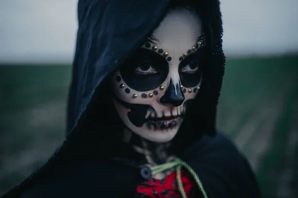 Porträt Einer Jungen Frau Halloween Kostüm Des Todes Mit Gemaltem — Stockfoto