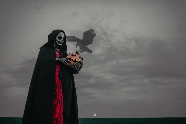 Jeune Femme Tient Costume Mort Halloween Avec Squelette Peint Sur — Photo