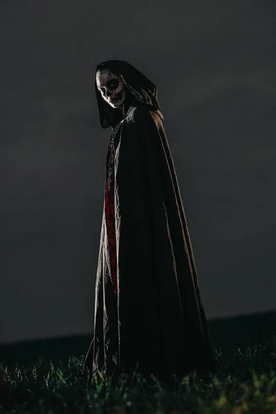 Jeune Femme Tient Parmi Champ Costume Mort Halloween Avec Squelette — Photo
