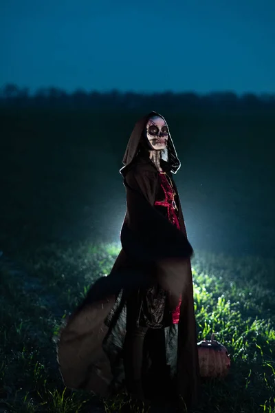 Jovem Mulher Está Entre Campo Traje Halloween Morte Com Esqueleto — Fotografia de Stock