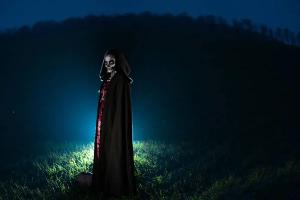 Giovane Donna Trova Tra Campo Costume Halloween Della Morte Con — Foto Stock