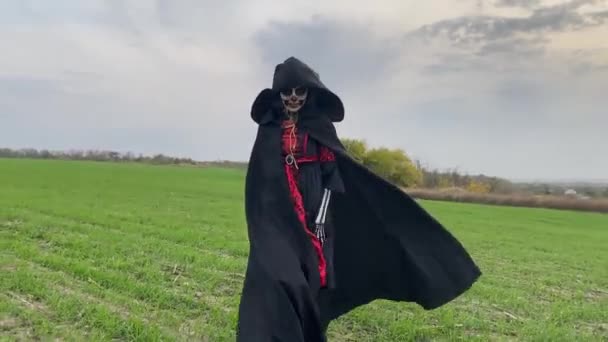 Mladá Žena Kráčí Přes Pole Halloweenském Kostýmu Smrti Namalovanou Kostrou — Stock video