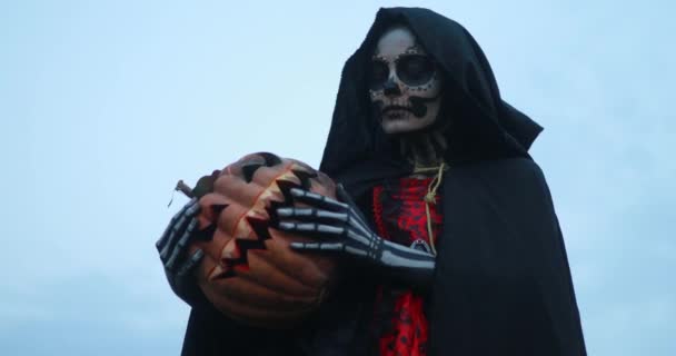Młoda Kobieta Stoi Halloween Kostium Śmierci Malowanym Szkieletem Jej Ciele — Wideo stockowe