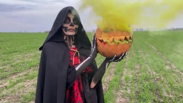 Giovane Donna Trova Tra Campo Costume Halloween Della Morte Con — Video Stock