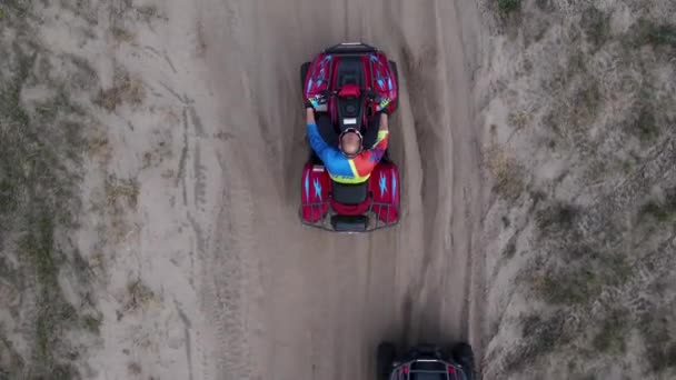 Tres Hombres Quads Cabalgan Por Sendero Arenoso Desierto Vista Superior — Vídeos de Stock