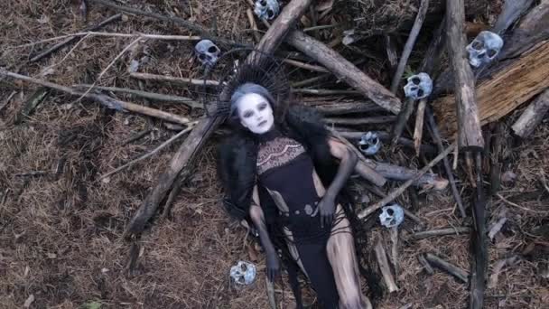 Młoda Kobieta Obraz Czarownicy Leży Ziemi Czarnej Sukience Pobliżu Upadłych — Wideo stockowe