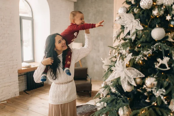 어머니와 아들과 장식으로 크리스마스 근처에서 즐거운 시간을 — 스톡 사진
