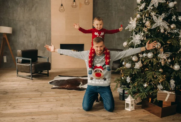 彼の息子の遊びと幸せな父親と装飾とクリスマスツリーの近くに楽しみを持っています — ストック写真