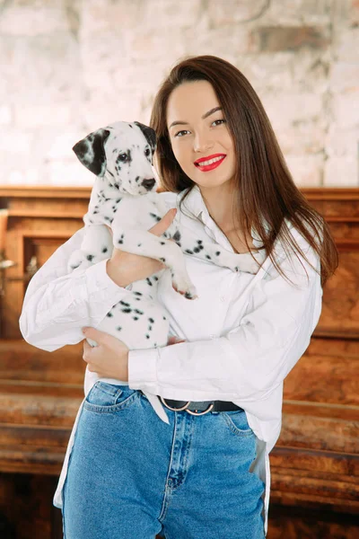 Jovem Mulher Fica Com Filhote Cachorro Cão Dálmata Quarto Perto — Fotografia de Stock