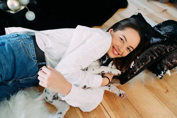 Młoda Kobieta Leży Podłodze Bawi Się Szczeniakiem Dalmatyńskiego Psa — Zdjęcie stockowe