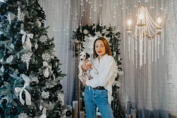 Mujer Joven Para Cerca Del Árbol Navidad Con Decoraciones Con — Foto de Stock