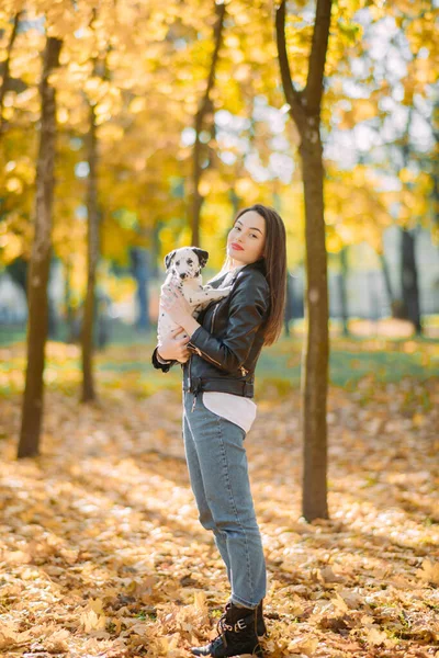 Young Woman Holds Puppy Dalmatian Dog Her Hands While Walking — Stock Photo, Image