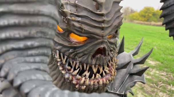 Porträt Eines Mutierten Kriegers Rüstung Mit Schrecklichen Zähnen Hörnern Glühenden — Stockvideo