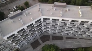 İnsansız hava aracı yeni bir apartmanın tam üstünde. Üst görünüm.