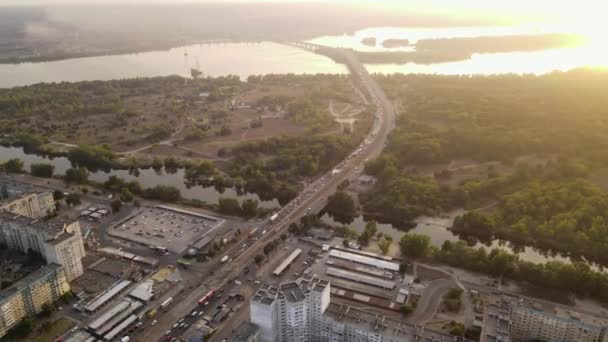 Drohnenblick Auf Städtische Gebäude Straße Mit Verkehr Und Fluss Mit — Stockvideo