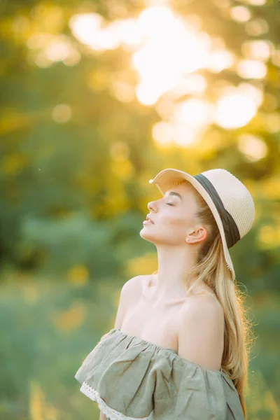 Joven Mujer Feliz Para Disfruta Vestido Sombrero Prado Atardecer Retroiluminado —  Fotos de Stock