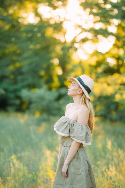 Junge Glückliche Frau Steht Und Genießt Kleid Und Hut Auf — Stockfoto