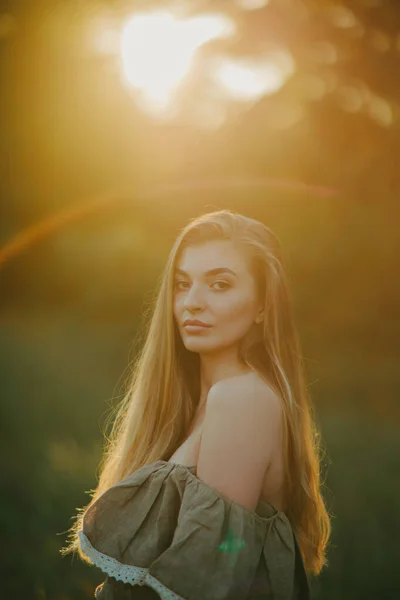 Ritratto Giovane Donna Felice Con Lunghi Capelli Nel Prato Tramonto — Foto Stock