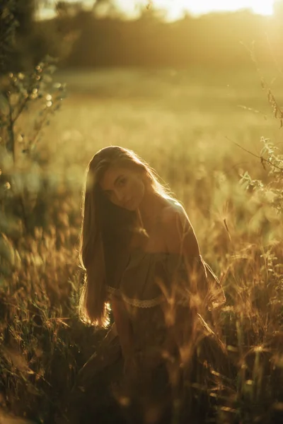 Young Happy Woman Dress Sits Enjoys Meadow Sunset Backlit — Stock Photo, Image