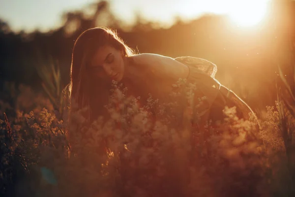 Joven Mujer Feliz Sienta Disfruta Huele Flores Silvestres Vestido Prado —  Fotos de Stock