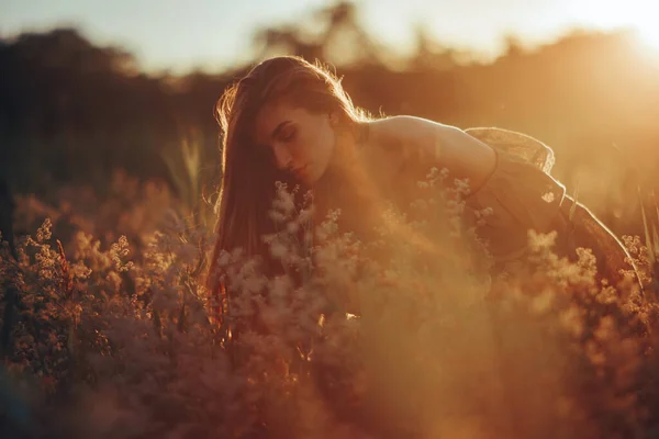 Mladá Šťastná Žena Sedí Užívá Čichá Divoké Květiny Šatech Louce — Stock fotografie