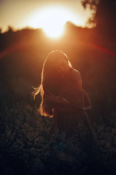 Joven Mujer Feliz Puestos Vestir Disfruta Prado Atardecer Entre Flores —  Fotos de Stock