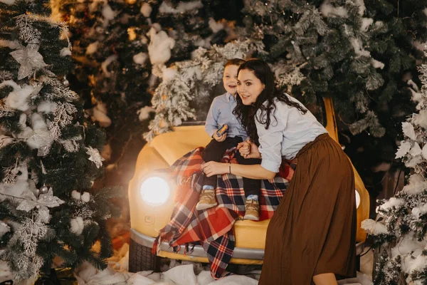 Anne Oğlu Noel Ağacı Süslemelerle Retro Arabanın Yanında Eğleniyorlar — Stok fotoğraf