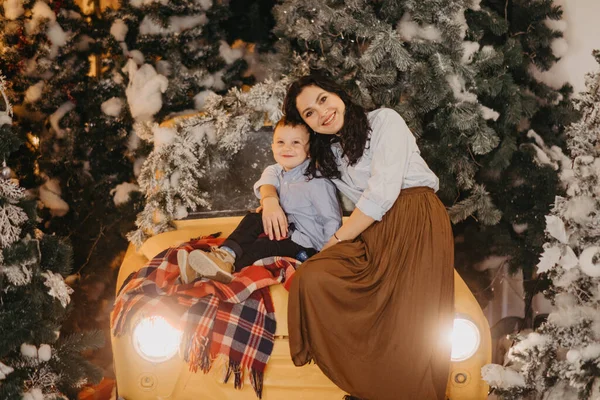 Moeder Haar Zoon Zitten Een Retro Auto Kap Omhelzen Tegen — Stockfoto