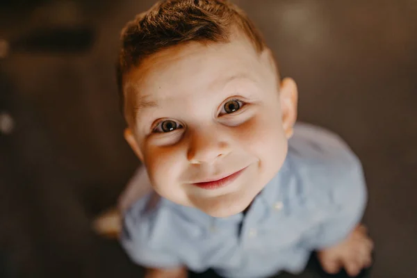 Portrét Veselého Usměvavého Chlapce Horní Pohled — Stock fotografie