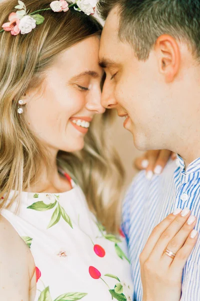 Retrato Casal Abraçando Feliz Amor — Fotografia de Stock