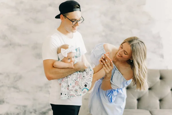 Les Jeunes Parents Amusent Jouent Avec Leur Petite Fille — Photo