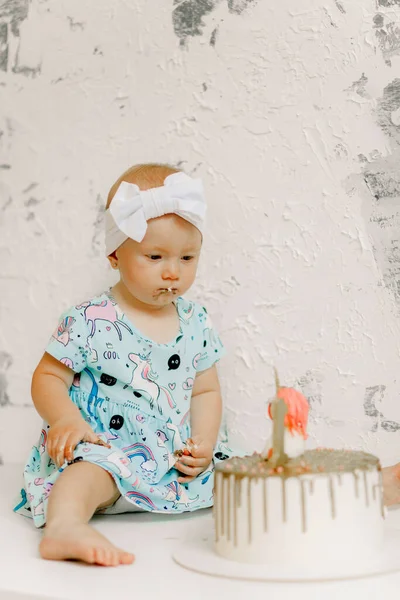 Bebé Niña Sienta Come Pastel Cumpleaños Para Primer Año Nacimiento —  Fotos de Stock