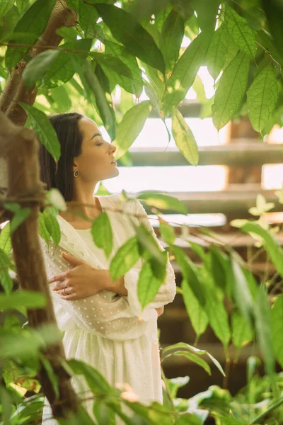 Jeune Femme Détend Jouit Intérieur Orangerie Sur Fond Plantes Tropicales — Photo