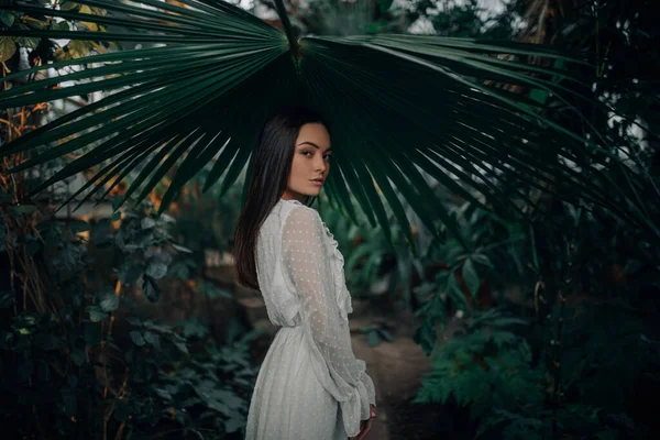 Portret Van Jonge Vrouw Onder Groot Blad Van Palmboom Oranjerie — Stockfoto