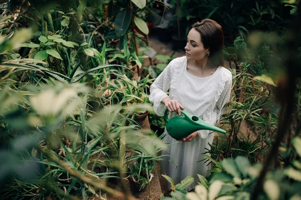 Jeune Femme Arrose Plantes Tropicales Dans Des Pots Intérieur Orangerie — Photo