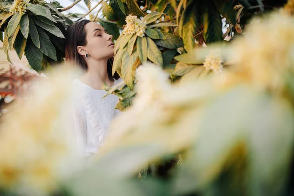 Молодая Женщина Расслабляется Наслаждается Рядом Цветущие Тропические Деревья Оранжереи — стоковое фото