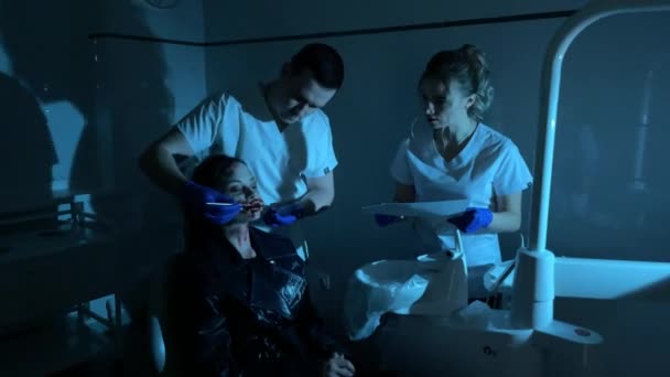 Wanita Dalam Citra Mutan Jelek Berdarah Mengobati Gigi Mengerikannya Klinik — Stok Video