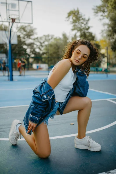 Beautiful Young Woman Poses Denim Shorts Jacket Sunglasses Basketball Playground — Stock Photo, Image