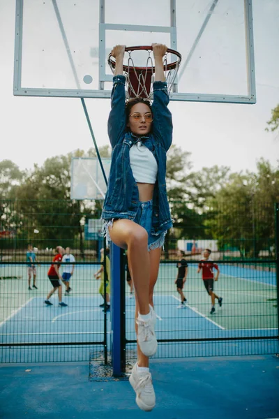 Güzel Genç Bir Kadın Ellerini Tutuyor Spor Sahasında Basketbol Potasına — Stok fotoğraf