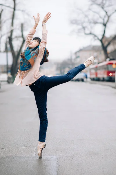 Japonês Bailarina Realiza Balé Árabe Pose Entre Rua Cidade — Fotografia de Stock