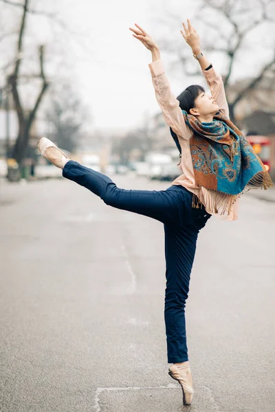 Bailarina Japonesa Realiza Ballet Arabesco Pose Entre Calle Ciudad —  Fotos de Stock