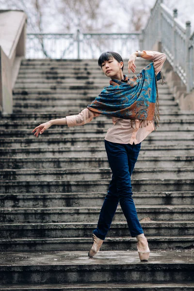 Bailarina Japonesa Baila Escalera Ciudad —  Fotos de Stock