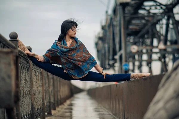 在人行道和栏杆的背景下 日本芭蕾舞演员成双成对地坐在桥上 — 图库照片