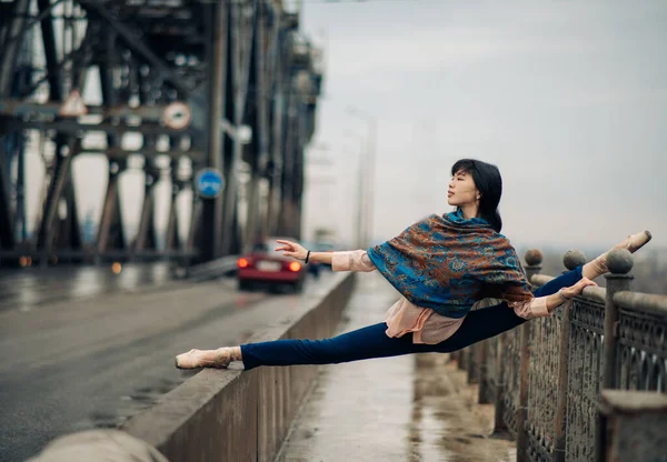 Japon Balerin Sicim Pozisyonu Almış Köprüde Yol Araba Kaldırım Kenarlarında — Stok fotoğraf