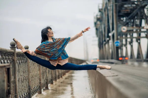 Japán Balerina Zsinegben Pózol Hídon Hátterében Autók Járda Korláttal — Stock Fotó