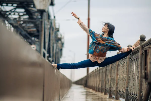 Bailarina Japonesa Sentada Postura Torzal Puente Sobre Fondo Acera Barandillas —  Fotos de Stock