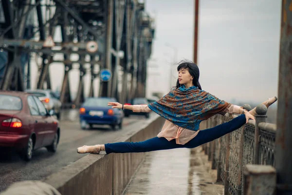 Ballerina Giapponese Seduta Posa Spago Sul Ponte Sullo Sfondo Strada — Foto Stock